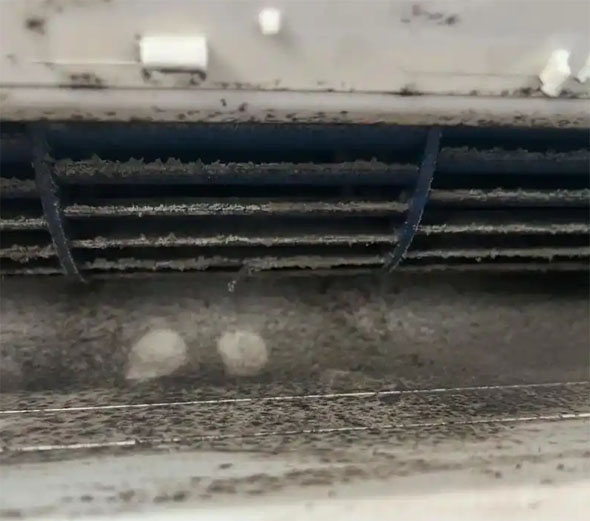 满城空调吹的风有股烧焦味是怎么回事